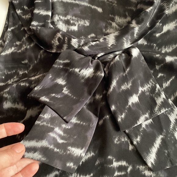 Elie Tahari Printed 100% Silk Sleeveless Top - Picture 5 of 7